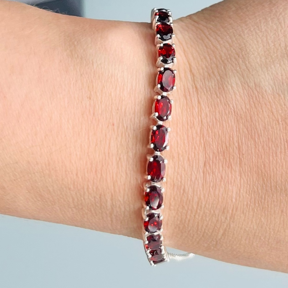 beautiful set of bracelet and earrings in Silver with red stones
